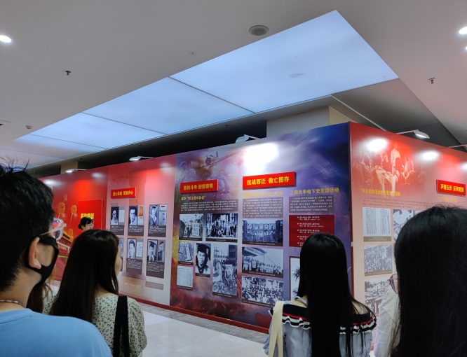 熟女a片
2021级新生参观““党旗引领铸辉煌—庆祝中国共产党成立100周年”主题展览