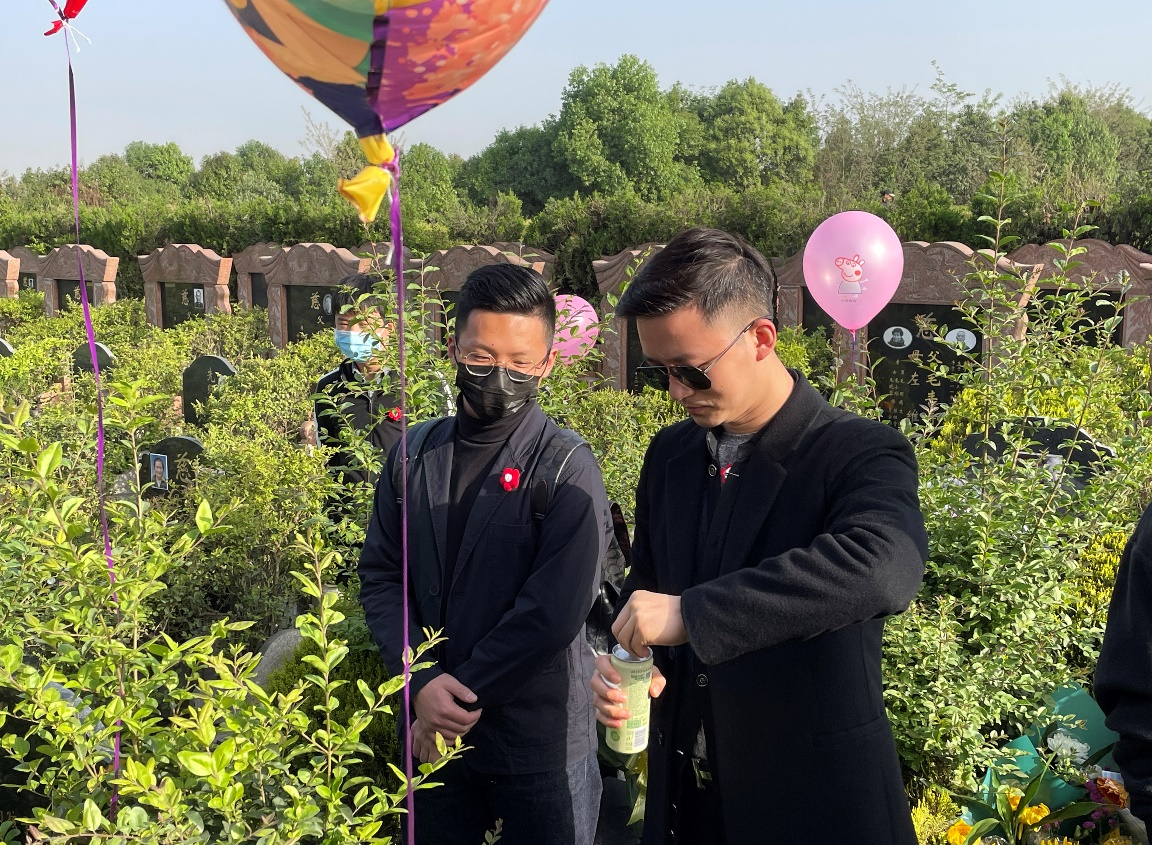 熟女a片
老师带领学生参加死亡生命教育活动