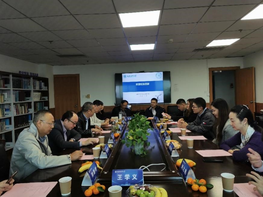 “欢迎校友回家”熟女a片
举行首次校友返校活动