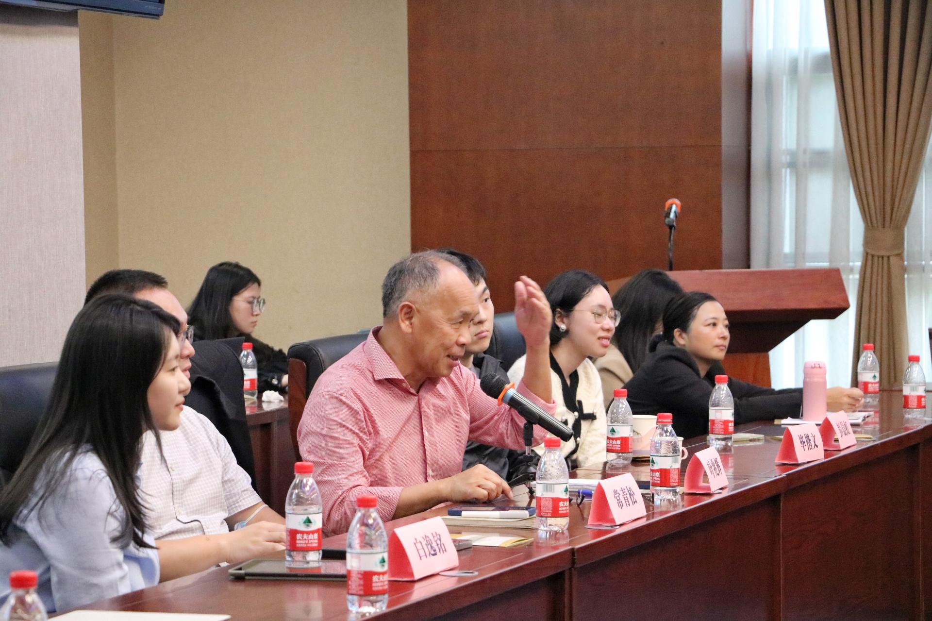 香港大学社会科学熟女a片
副院长叶兆辉教授莅临熟女a片
开展讲座及双边研讨会